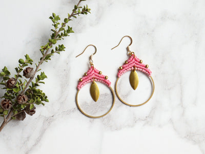 Medium leaf hoop smacrame earrings in pink and golden color, Made with waxed polyester and brass.